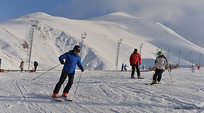 VALİ MEMİŞ, KAYAKSEVERLERİ PALANDÖKEN'E DAVET ETTİ