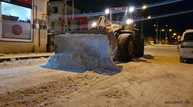 Aşkale'de Kar yağışı sonrası karla mücadele çalışmaları hız kazandı