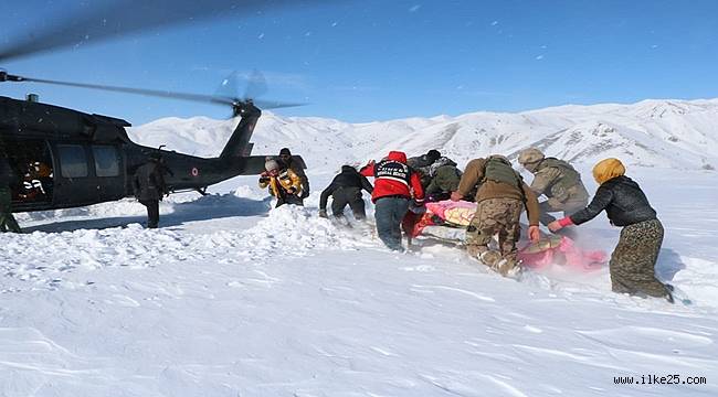  Erzurum'da askeri helikopterle hasta kurtarma operasyonu