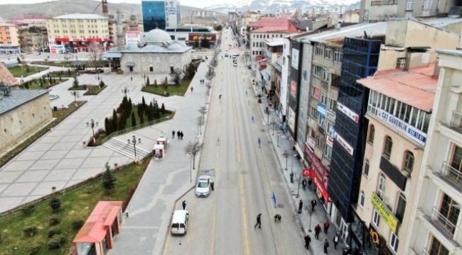 Erzurum'da polisin denetimleri ve maske dağıtımı devam ediyor