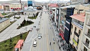 Erzurum'da polisin denetimleri ve maske dağıtımı devam ediyor