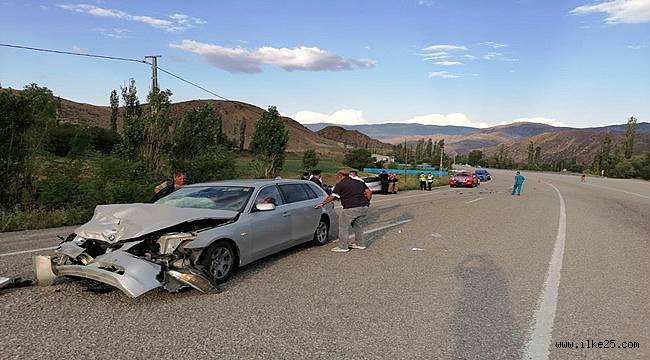 Erzurum'da iki otomobil kafa kafaya çarpıştı: 9 yaralı