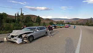Erzurum'da iki otomobil kafa kafaya çarpıştı: 9 yaralı