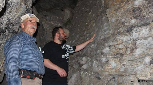 Erzurum'da ilginç gelenek, derdi olan eline taş alıp bu kayaya koşuyor