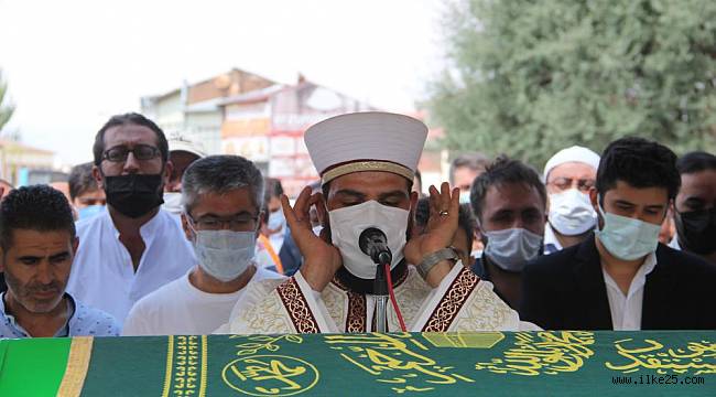 Balkondan düşerek hayatını kaybeden emekli öğretmen son yolculuğuna uğurlandı