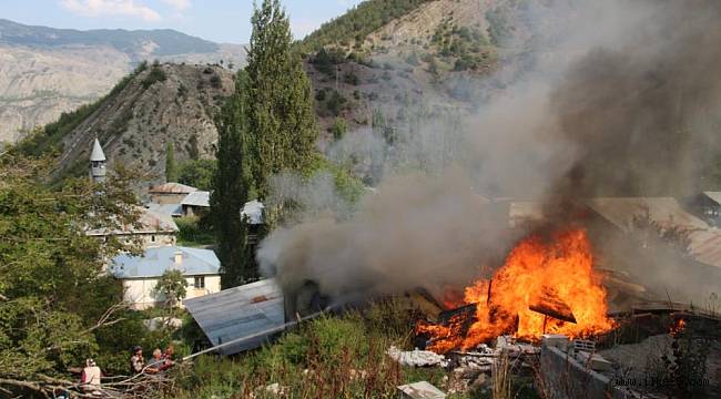 Erzurum'da 6 ev yanarak kül oldu