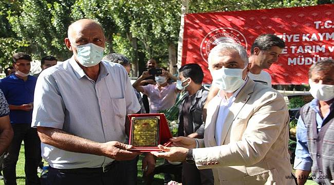 Herkes plaket alırken o valinin çizmelerini gözüne kestirdi