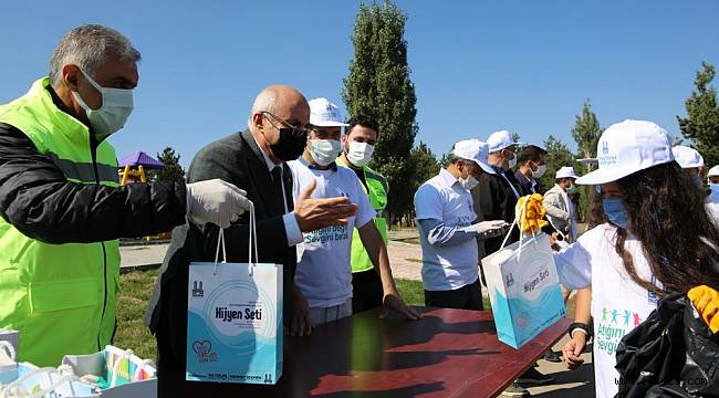 Vali Memiş ile Belediye Başkanı Sekmen patates hasadı yaptı