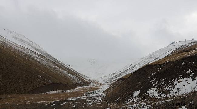 Erzurum'da yollar buz pistine döndü, onlarca tır mahsur kaldı