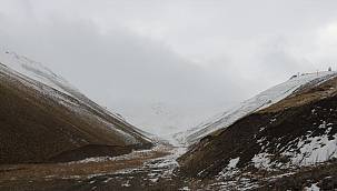 Erzurum'da yollar buz pistine döndü, onlarca tır mahsur kaldı