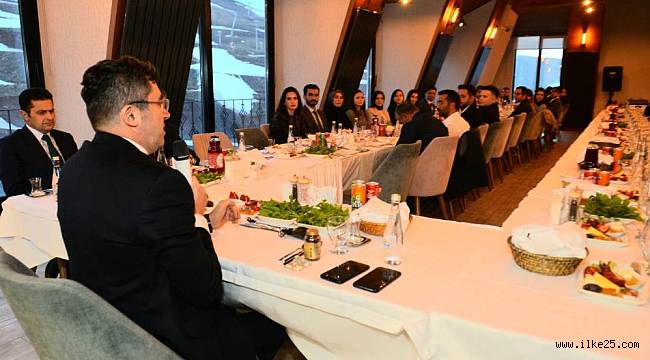 Erzurum Valisi Memiş, sağlık çalışanları ve öğretmenlerle iftarda buluştu