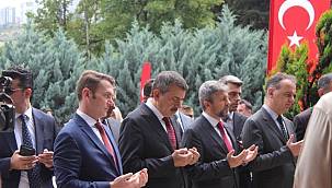 Milli Eğitim Bakanı Tekin'den 15 Temmuz Şehitliği'ne ziyaret