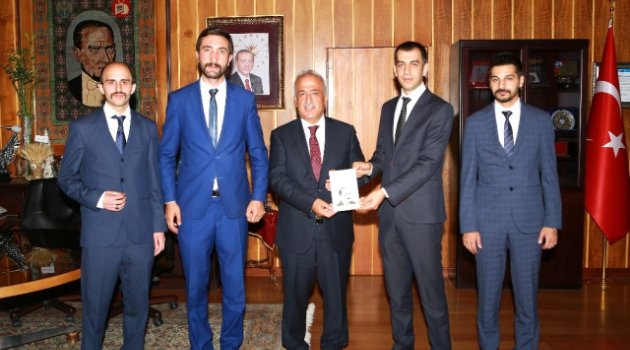 Ülkü Ocakları Erzurum İl Başkanı Genç, Rektör Çomaklı'yı Ziyaret Etti